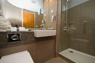 Holiday Inn Aberdeen AEC Bedrooms - Ensuite by Occa Design
